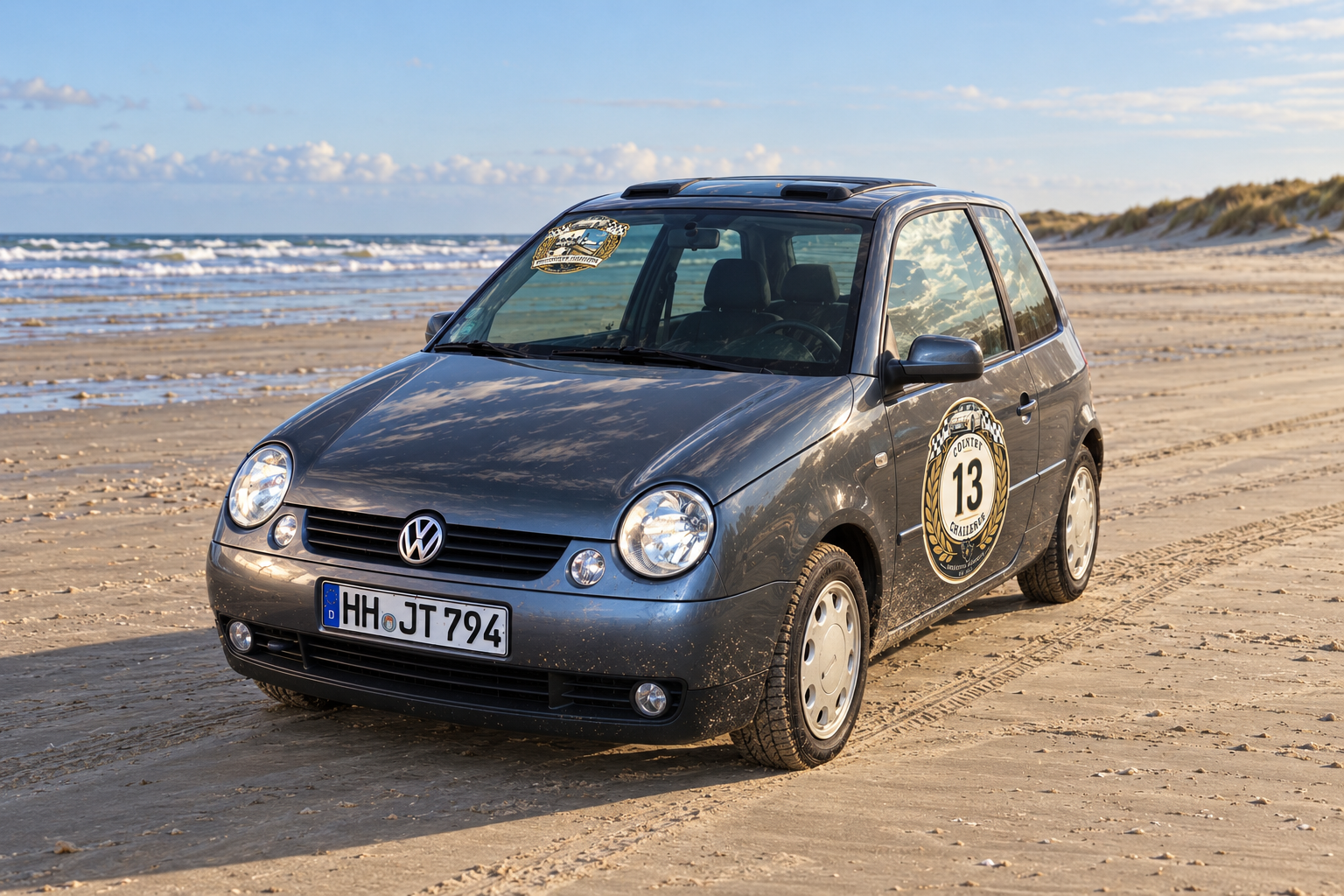 VW Lupo mit Startnummer 13 am Strand