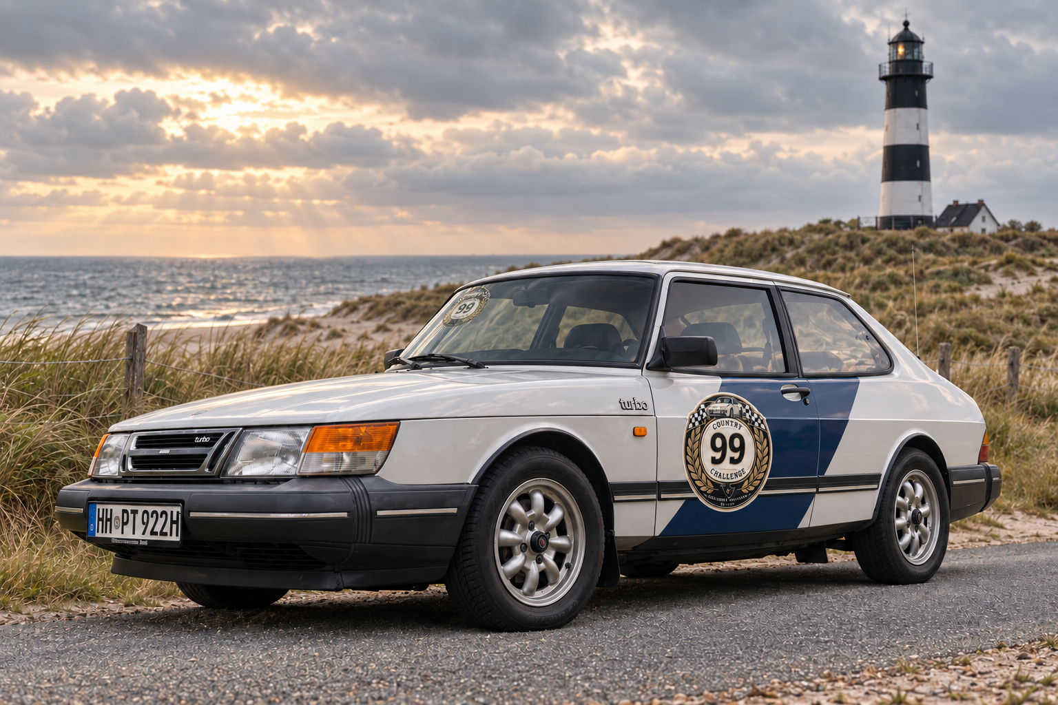 Saab 900 mit Startnummer 99 an der Küste